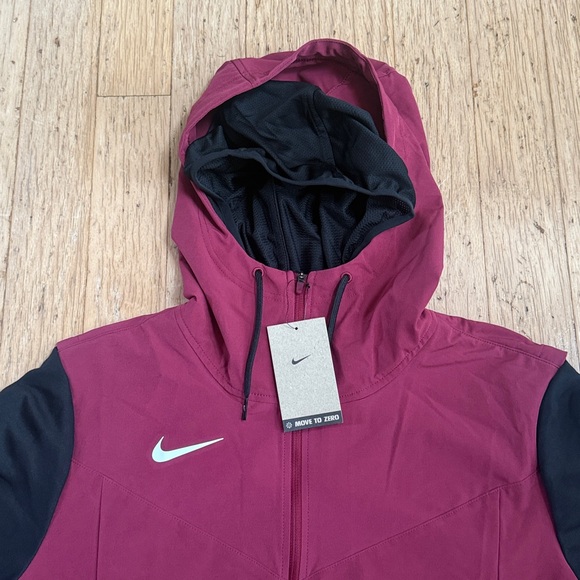 Nike Men’s Lightweight Player Jacket Maroon - Picture 2 of 12